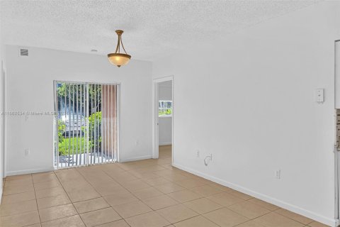 Condo in Davie, Florida, 2 bedrooms  № 1372425 - photo 13