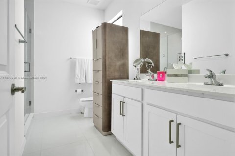 Casa en venta en Miami, Florida, 4 dormitorios, 180.14 m2 № 1372392 - foto 14