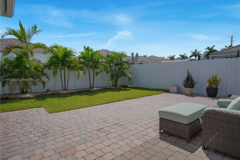 House in Miami, Florida 4 bedrooms, 180.14 sq.m. № 1372392 - photo 25