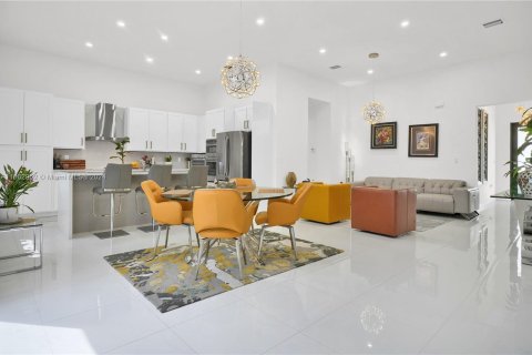 House in Miami, Florida 4 bedrooms, 180.14 sq.m. № 1372392 - photo 10