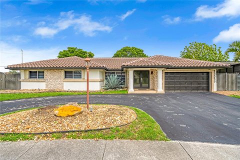 Villa ou maison à vendre à Miami, Floride: 4 chambres, 219.62 m2 № 1332045 - photo 1