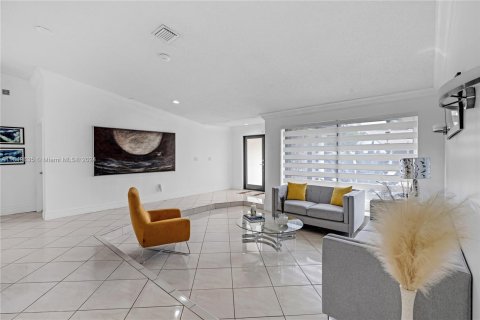 Casa en venta en Miami, Florida, 4 dormitorios, 219.62 m2 № 1332045 - foto 7