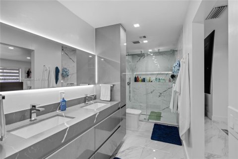 Casa en venta en Miami, Florida, 4 dormitorios, 219.62 m2 № 1332045 - foto 17