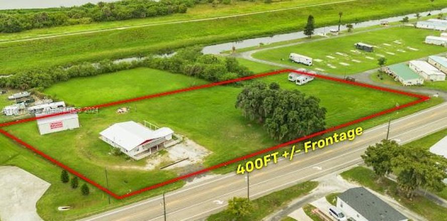 Commercial property in Okeechobee, Florida № 1270407