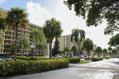 Condo in Pompano Beach, Florida, 1 bedroom  № 1016060 - photo 3