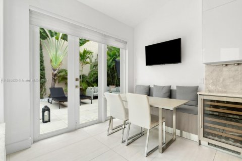 Casa en venta en Sunny Isles Beach, Florida, 3 dormitorios, 252.6 m2 № 980956 - foto 15