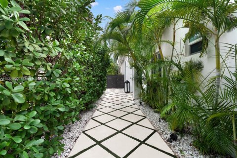 Casa en venta en Sunny Isles Beach, Florida, 3 dormitorios, 252.6 m2 № 980956 - foto 9