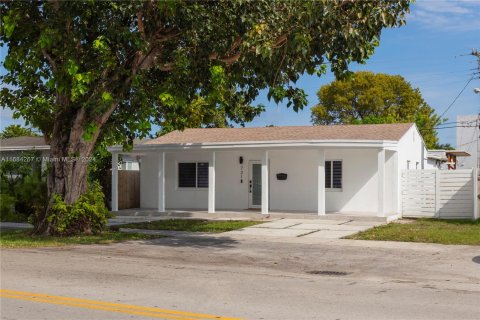 Casa en venta en Miami, Florida, 3 dormitorios, 160.63 m2 № 1428433 - foto 1