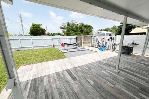 House in Miami, Florida 3 bedrooms, 118.73 sq.m. № 1290480 - photo 21