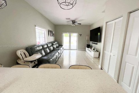 House in Miami, Florida 3 bedrooms, 118.73 sq.m. № 1290480 - photo 11