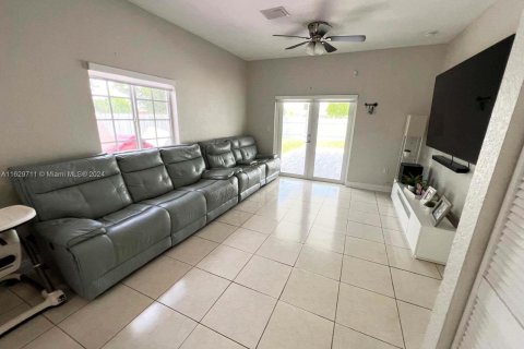 House in Miami, Florida 3 bedrooms, 118.73 sq.m. № 1290480 - photo 10