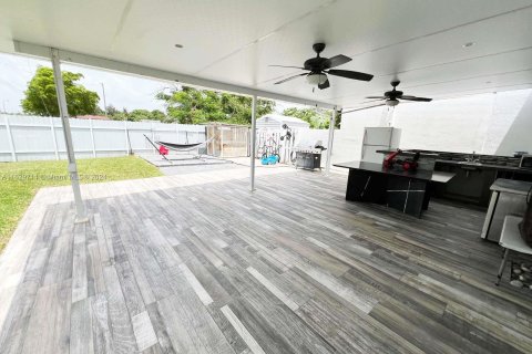 House in Miami, Florida 3 bedrooms, 118.73 sq.m. № 1290480 - photo 23