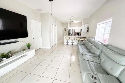 House in Miami, Florida 3 bedrooms, 118.73 sq.m. № 1290480 - photo 3