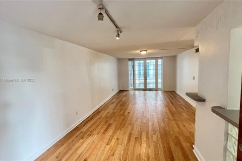 Condo in Miami Beach, Florida, 1 bedroom  № 863221 - photo 1