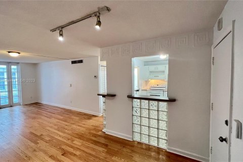 Condo in Miami Beach, Florida, 1 bedroom  № 863221 - photo 2