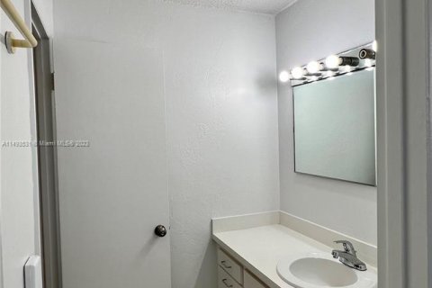 Condo in Miami Beach, Florida, 1 bedroom  № 863221 - photo 16