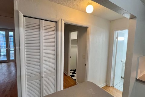 Condo in Miami Beach, Florida, 1 bedroom  № 863221 - photo 9