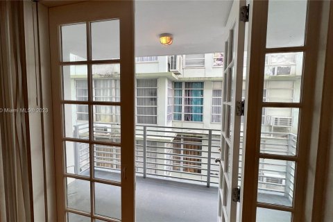 Condo in Miami Beach, Florida, 1 bedroom  № 863221 - photo 3