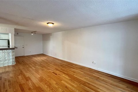 Condo in Miami Beach, Florida, 1 bedroom  № 863221 - photo 4