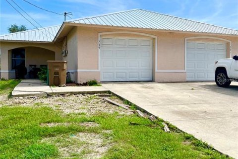 Duplex à vendre à Cape Coral, Floride: 4 chambres, 200.67 m2 № 631412 - photo 1