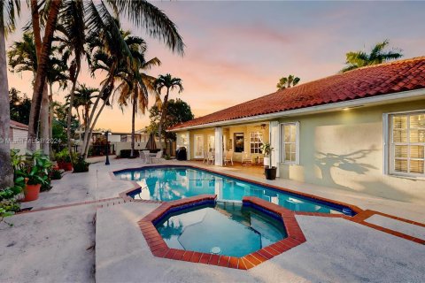 Casa en venta en Miami, Florida, 5 dormitorios, 227.98 m2 № 1387773 - foto 2