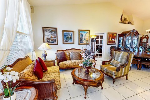 Casa en venta en Miami, Florida, 5 dormitorios, 227.98 m2 № 1387773 - foto 12