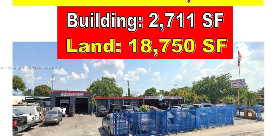 Commercial property in Miami, Florida № 1119381