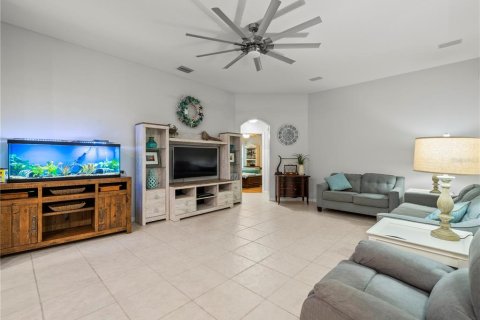 Casa en venta en Zephyrhills, Florida, 5 dormitorios, 286.23 m2 № 1356369 - foto 25