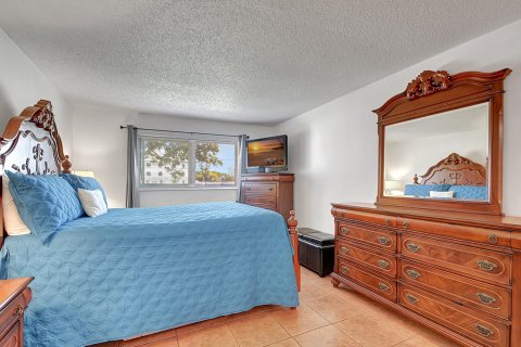 Condo in Palm Springs, Florida, 2 bedrooms  № 666943 - photo 17