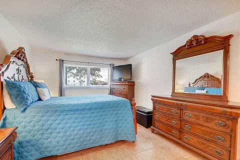 Condo in Palm Springs, Florida, 2 bedrooms  № 666943 - photo 3