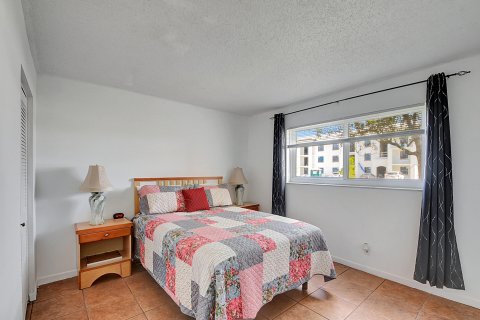 Condo in Palm Springs, Florida, 2 bedrooms  № 666943 - photo 5