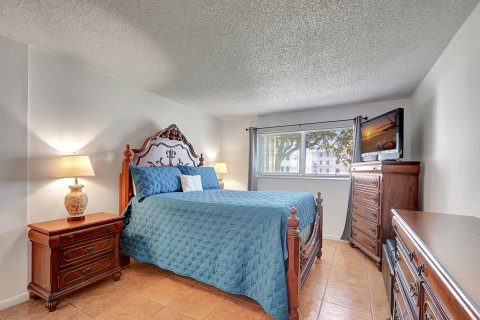 Condo in Palm Springs, Florida, 2 bedrooms  № 666943 - photo 18