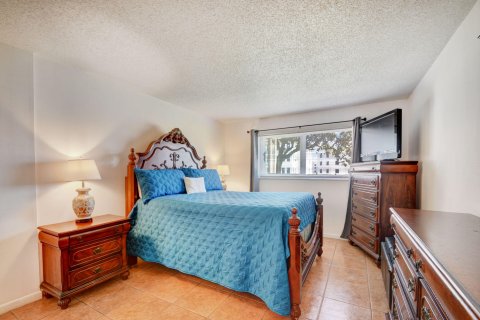 Condo in Palm Springs, Florida, 2 bedrooms  № 666943 - photo 4
