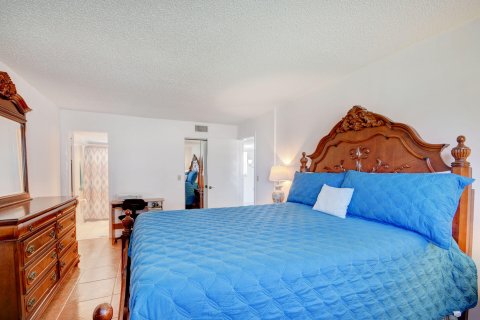 Condo in Palm Springs, Florida, 2 bedrooms  № 666943 - photo 2