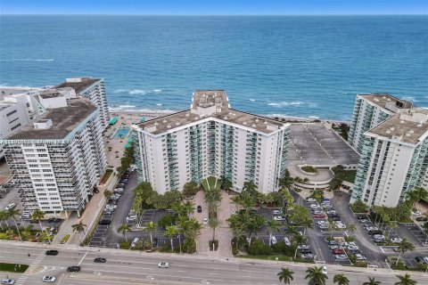 Condominio en venta en Hollywood, Florida, 1 dormitorio, 81.2 m2 № 855854 - foto 1