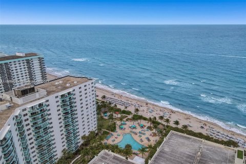 Condominio en venta en Hollywood, Florida, 1 dormitorio, 81.2 m2 № 855854 - foto 2