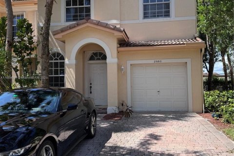 Townhouse in Miramar, Florida 4 bedrooms, 168.62 sq.m. № 1388159 - photo 1