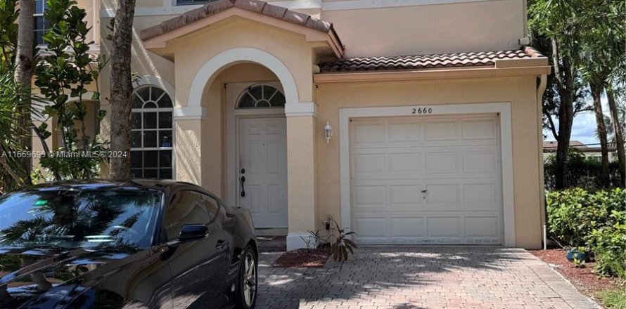 Townhouse in Miramar, Florida 4 bedrooms, 168.62 sq.m. № 1388159