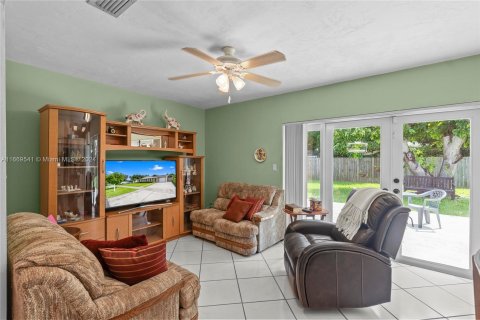 House in Miami, Florida 3 bedrooms, 122.91 sq.m. № 1388320 - photo 26