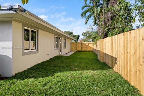 Commercial property in Miami, Florida № 1234277 - photo 2