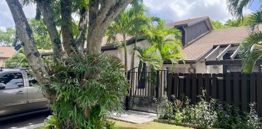 Villa ou maison à Miami, Floride 4 chambres, 180.14 m2 № 1305858