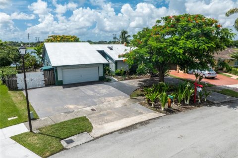 Villa ou maison à vendre à Miami, Floride: 4 chambres, 181.44 m2 № 1305856 - photo 2