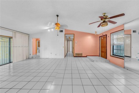 Villa ou maison à vendre à Miami, Floride: 4 chambres, 181.44 m2 № 1305856 - photo 11