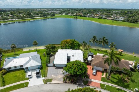 Villa ou maison à vendre à Miami, Floride: 4 chambres, 181.44 m2 № 1305856 - photo 1