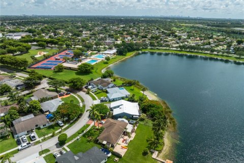 Casa en venta en Miami, Florida, 4 dormitorios, 181.44 m2 № 1305856 - foto 4