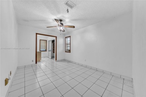 Casa en venta en Miami, Florida, 4 dormitorios, 181.44 m2 № 1305856 - foto 17