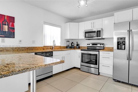 Condo in Miami, Florida, 4 bedrooms  № 1355093 - photo 9