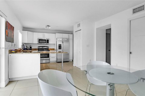 Condo in Miami, Florida, 4 bedrooms  № 1355093 - photo 8