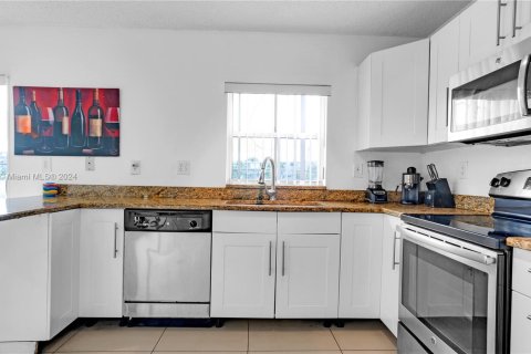 Condo in Miami, Florida, 4 bedrooms  № 1355093 - photo 11