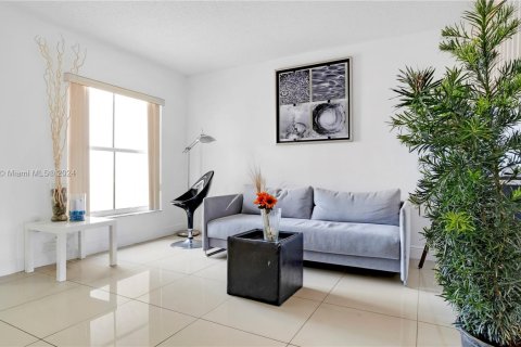 Condo in Miami, Florida, 4 bedrooms  № 1355093 - photo 5